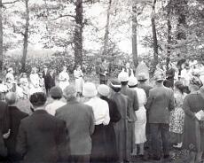 LHG03_0031 Outdoor service at Baddesley Clinton Church